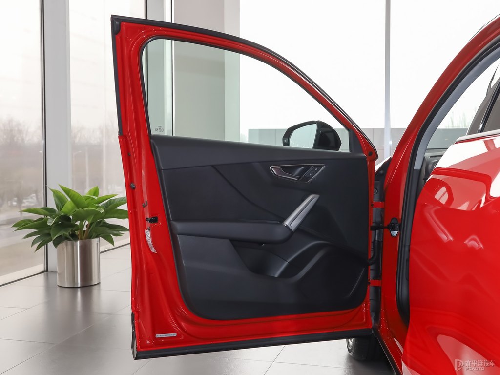 探戈紅奧迪Q2L車廂內(nèi)飾圖片