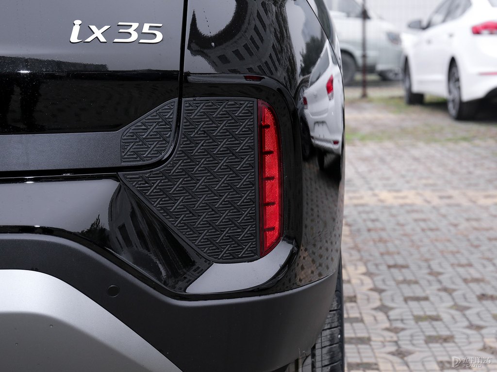 耀夜黑北京現(xiàn)代ix35車尾外觀圖片