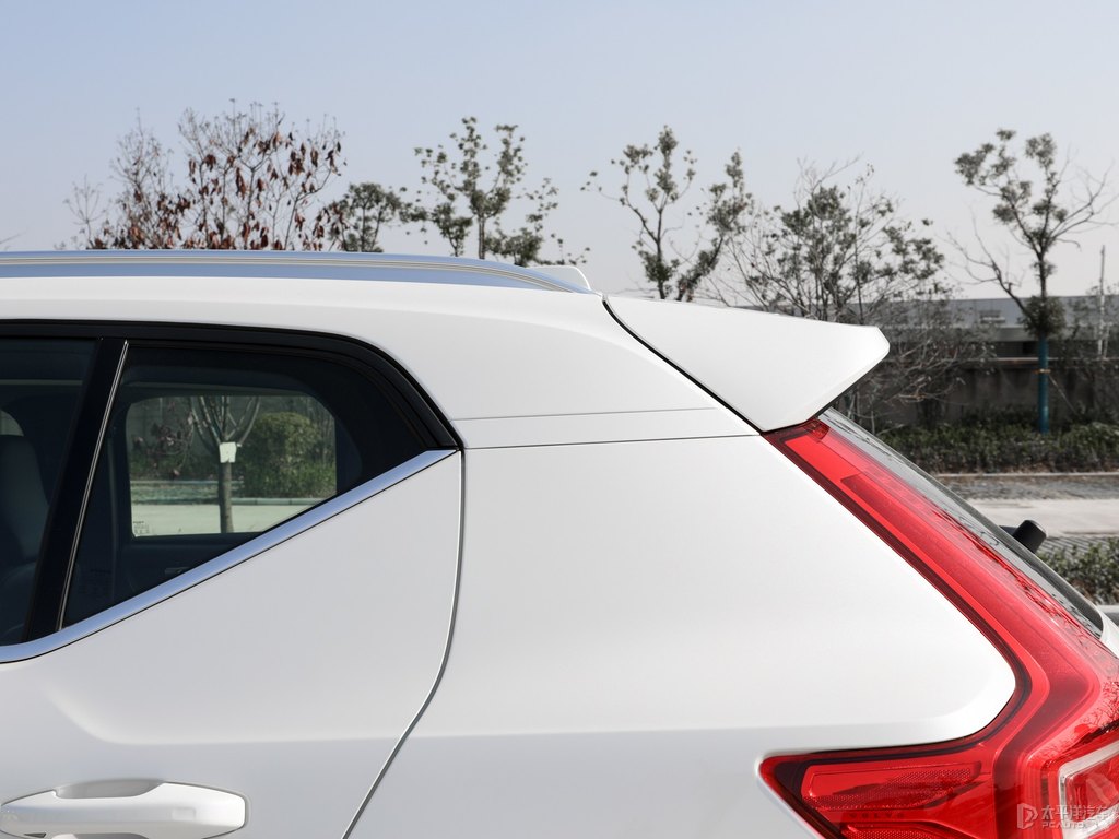 水晶白沃爾沃XC40車尾外觀圖片
