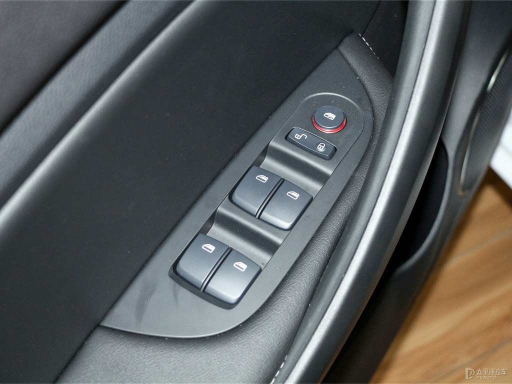 流光白宋車廂內(nèi)飾圖片