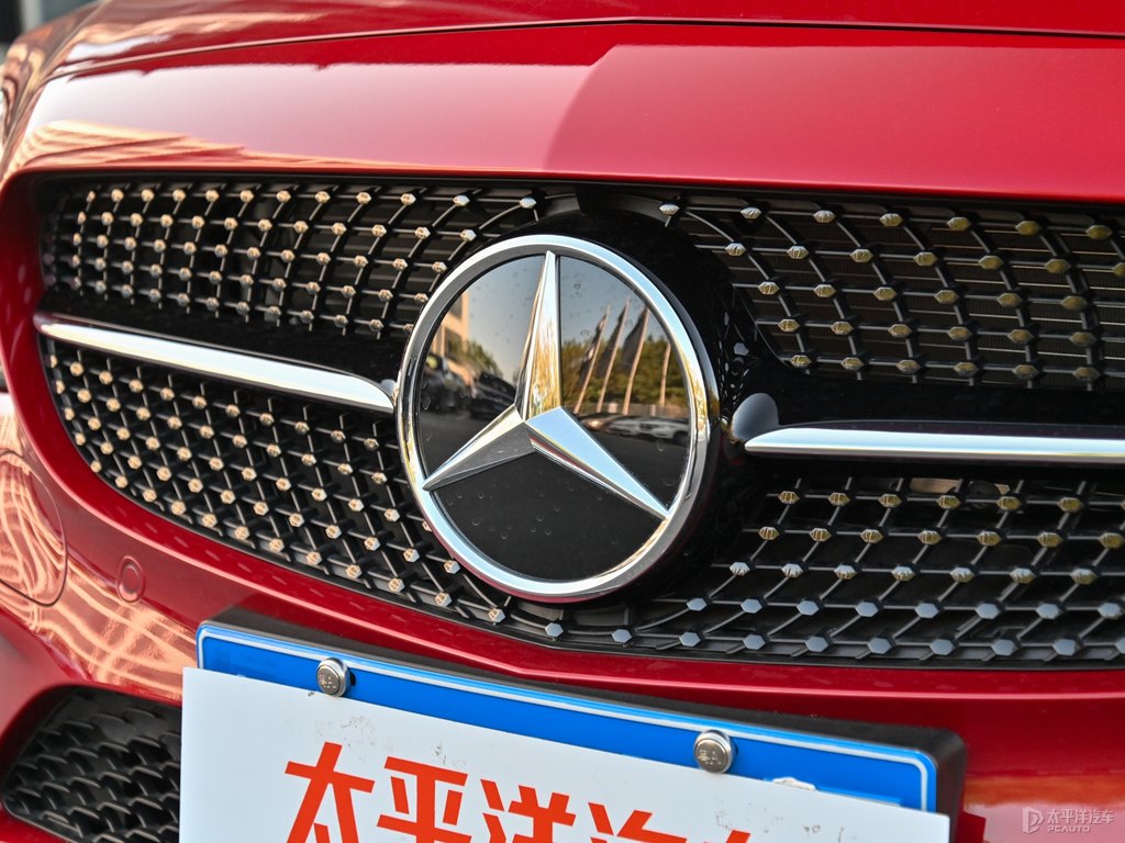 鋯英石紅奔馳C級(jí)車頭外觀圖片