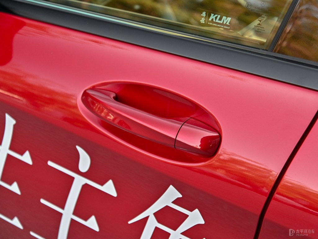 鋯英石紅奔馳C級(jí)車身外觀圖片