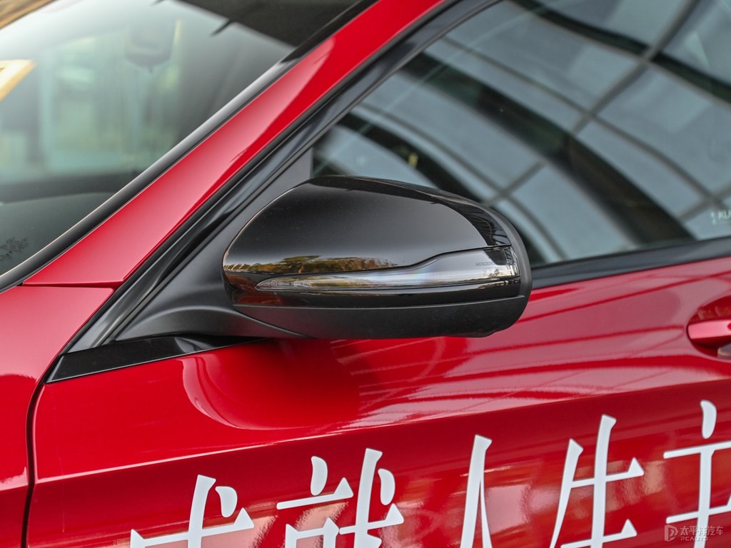 鋯英石紅奔馳C級車身外觀圖片