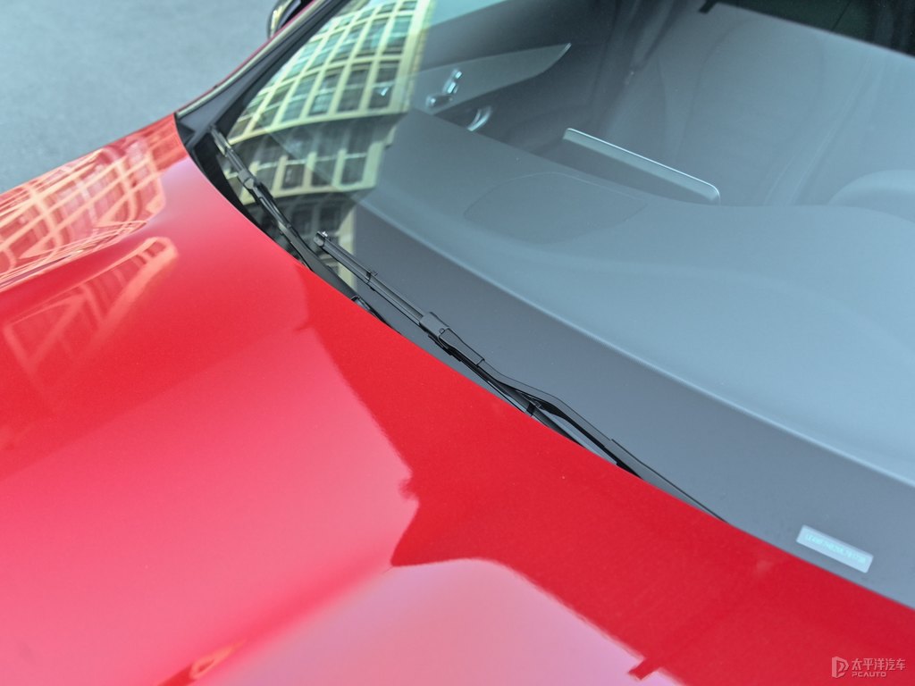 鋯英石紅奔馳C級車身外觀圖片