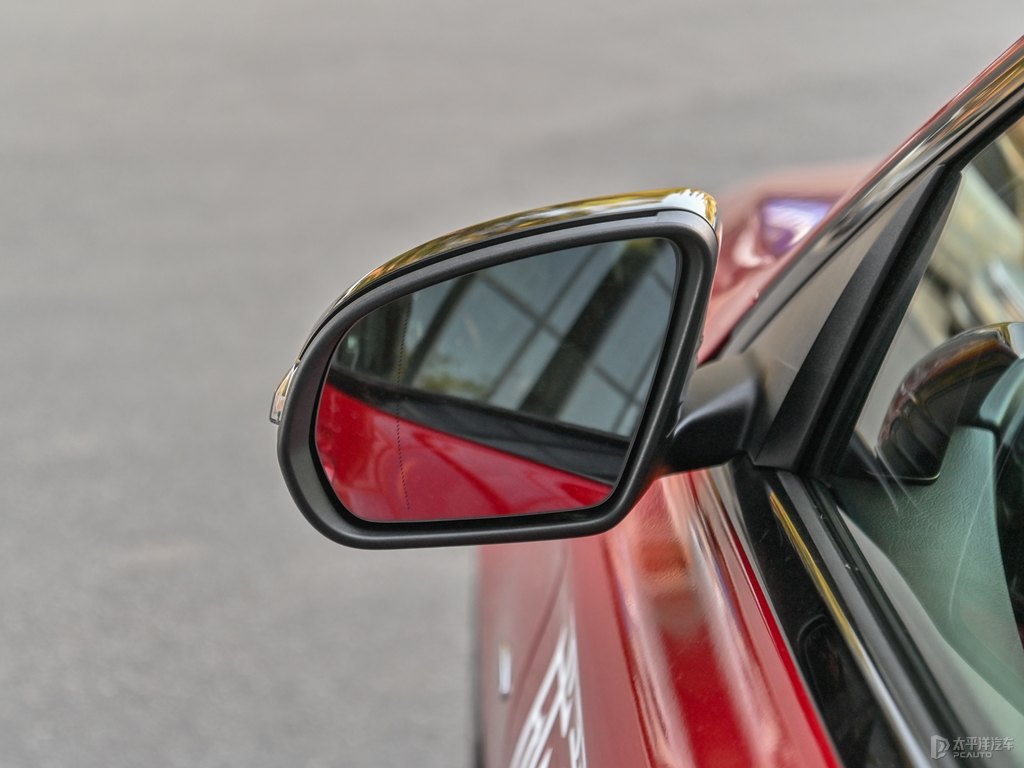 鋯英石紅奔馳C級車身外觀圖片