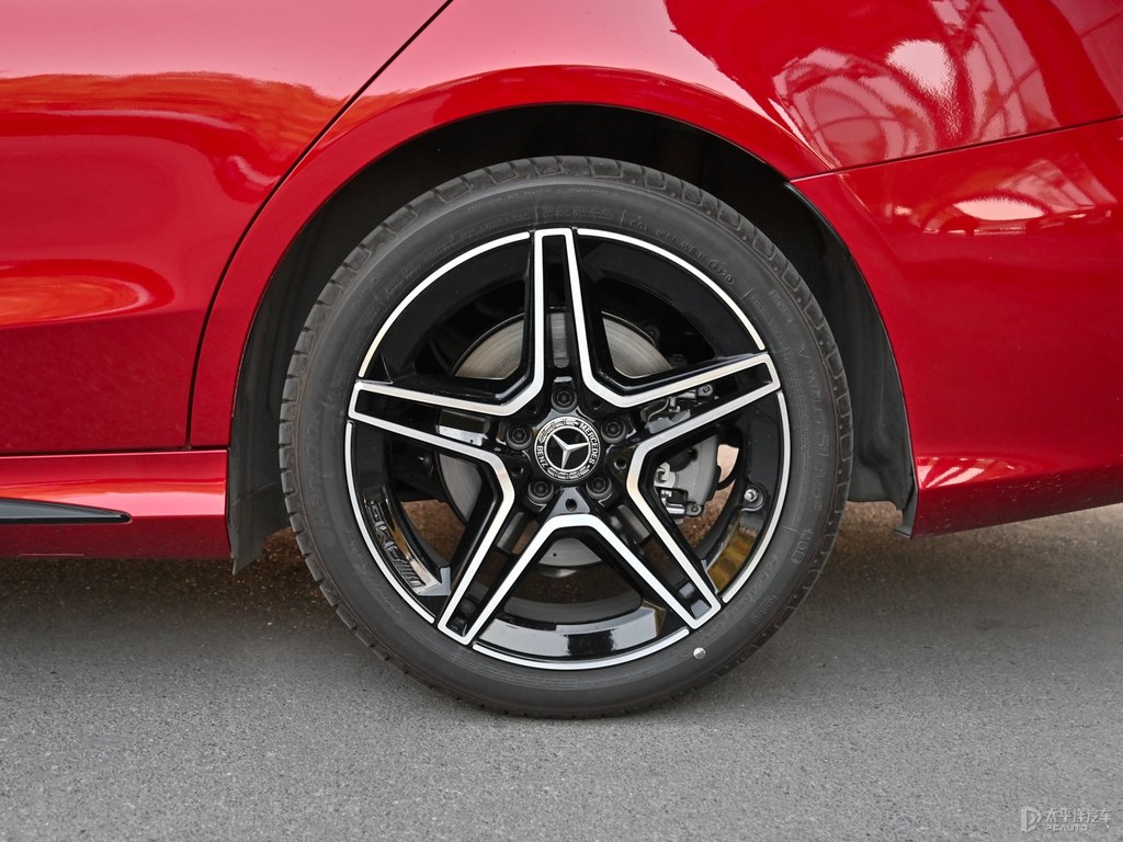 鋯英石紅奔馳C級車身外觀圖片