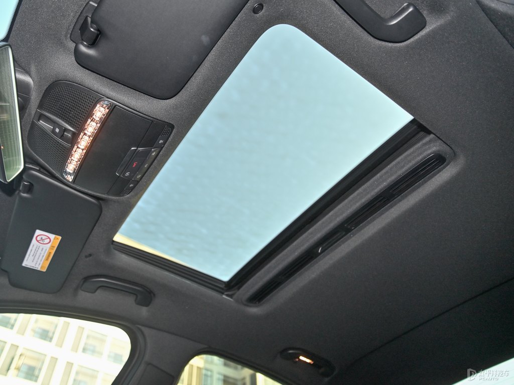 鋯英石紅奔馳C級(jí)車廂內(nèi)飾圖片