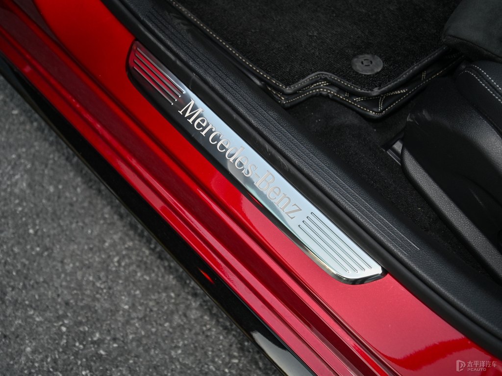 鋯英石紅奔馳C級(jí)車(chē)廂內(nèi)飾圖片