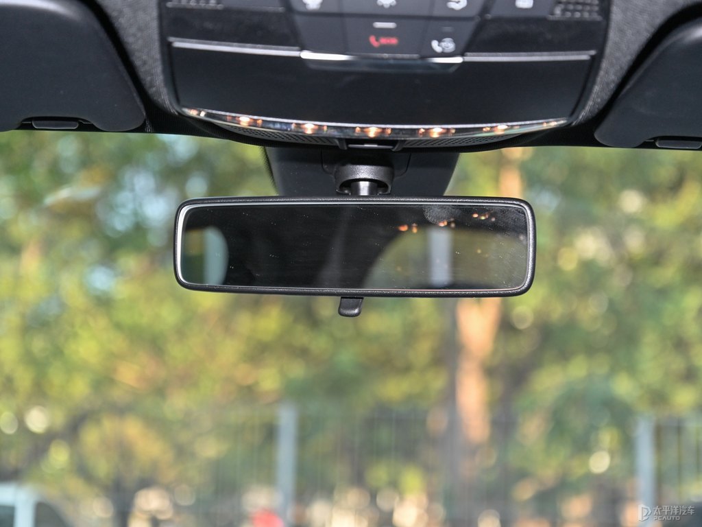 鋯英石紅奔馳C級車廂內(nèi)飾圖片