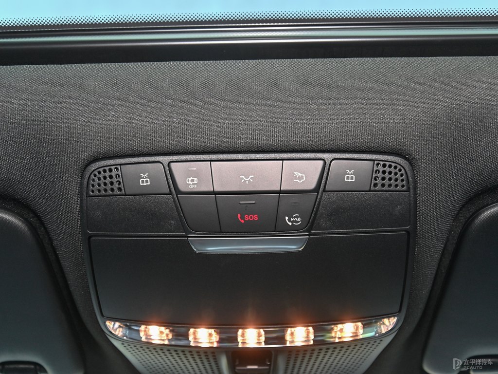 鋯英石紅奔馳C級車廂內(nèi)飾圖片