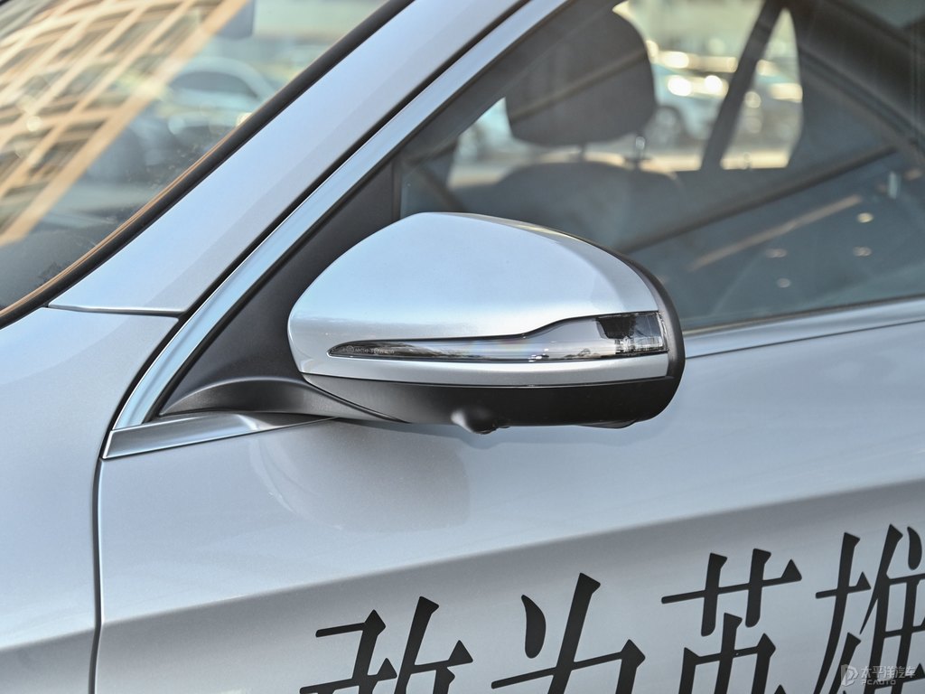 銥銀色奔馳GLC車身外觀圖片