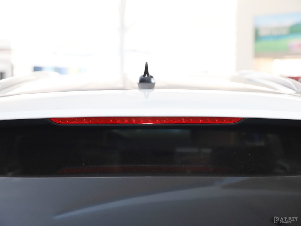 極地白大眾CC車尾外觀圖片