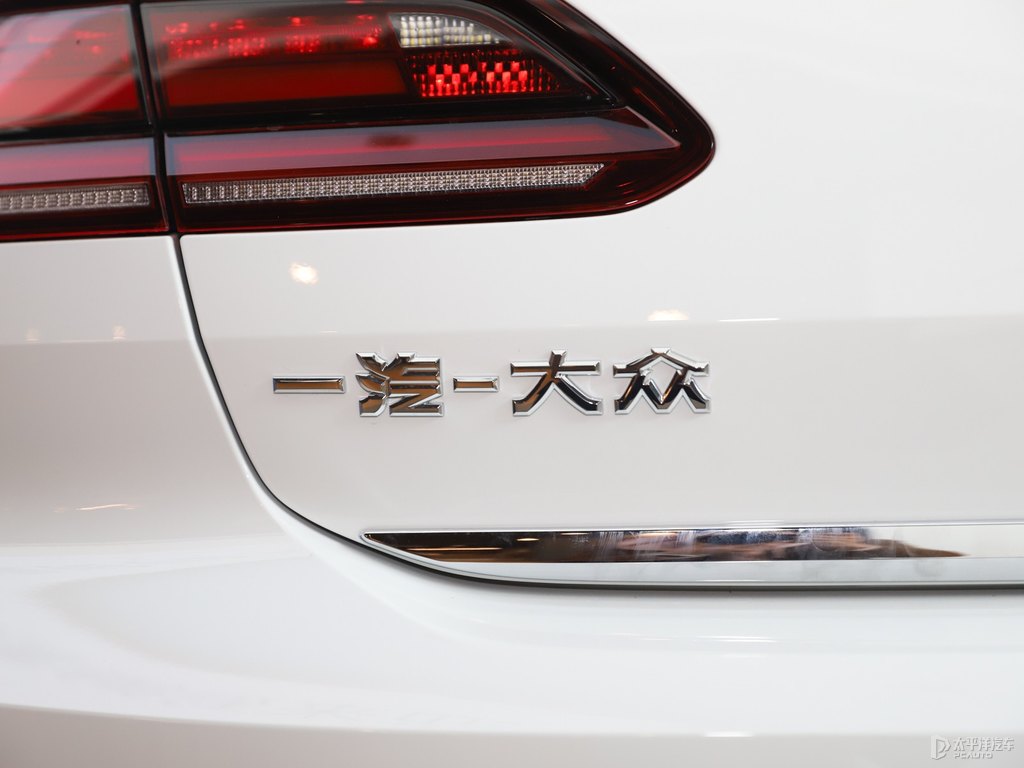 極地白大眾CC車尾外觀圖片
