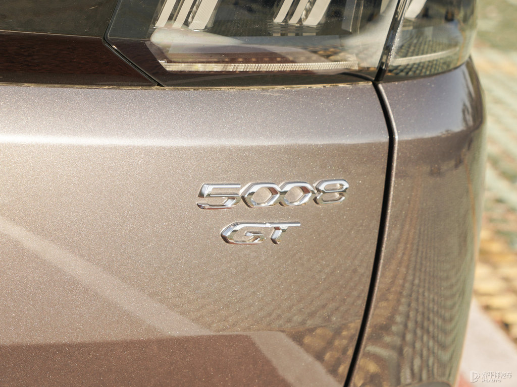 青巖灰標(biāo)致5008車尾外觀圖片
