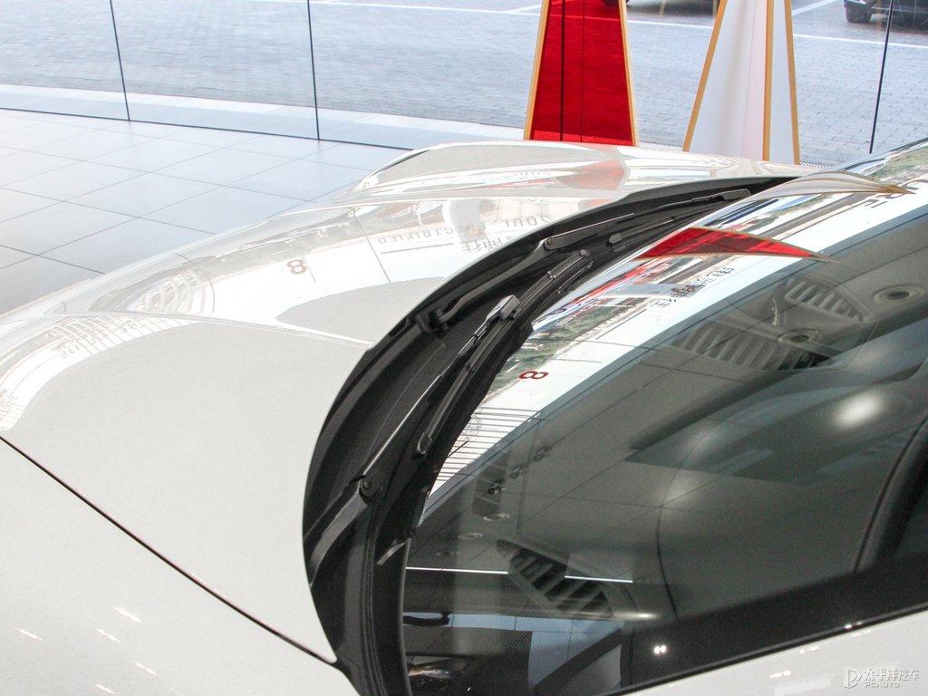 白色保時捷911車身外觀圖片