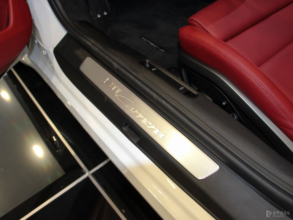 白色保時捷911車廂內(nèi)飾圖片