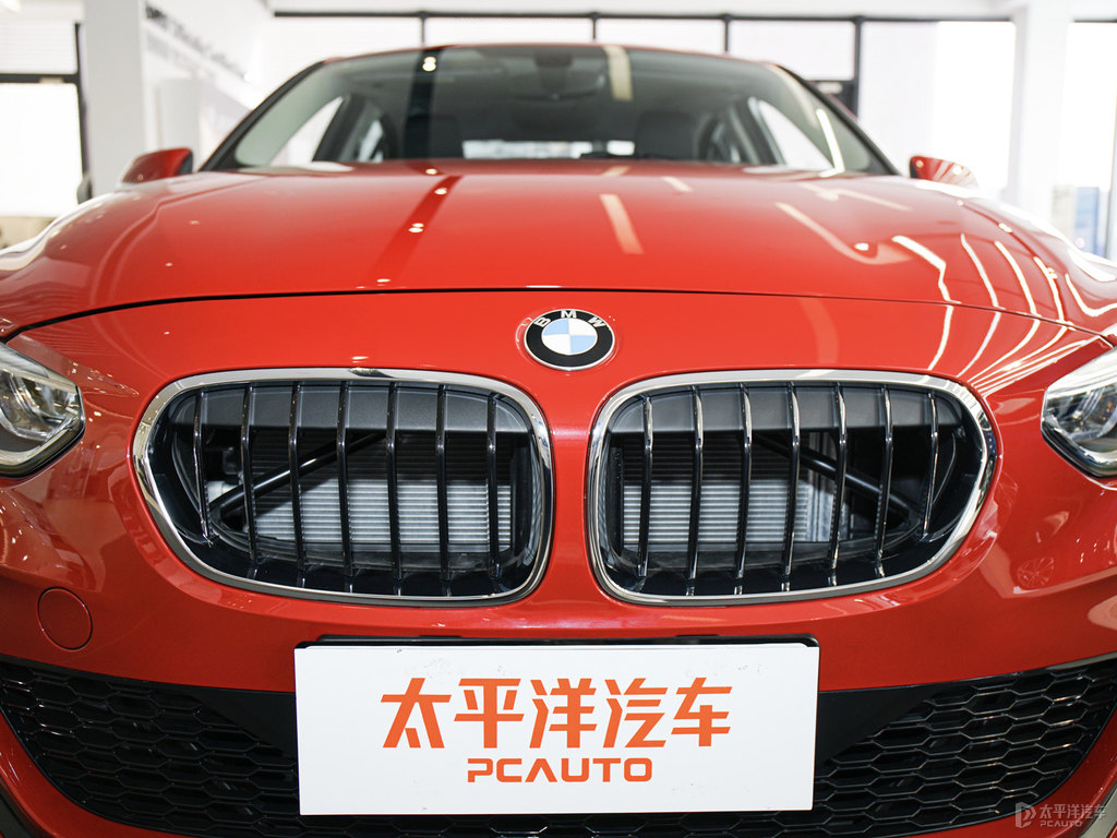 墨爾本紅寶馬1系車頭外觀圖片