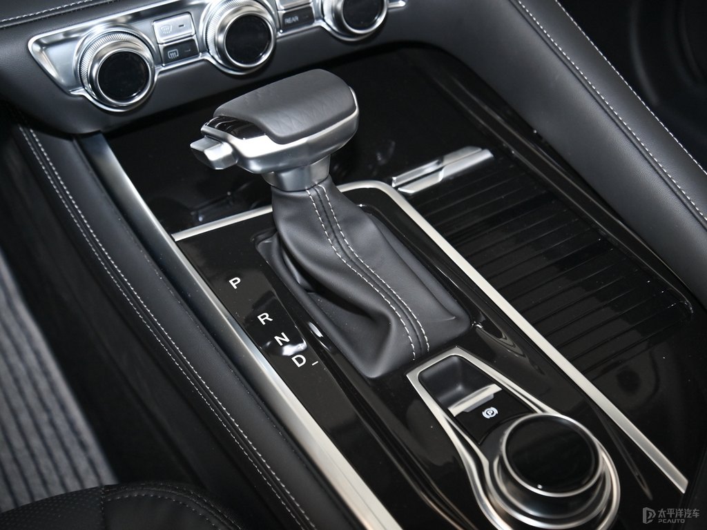 精靈白長安CS95中控內(nèi)飾圖片
