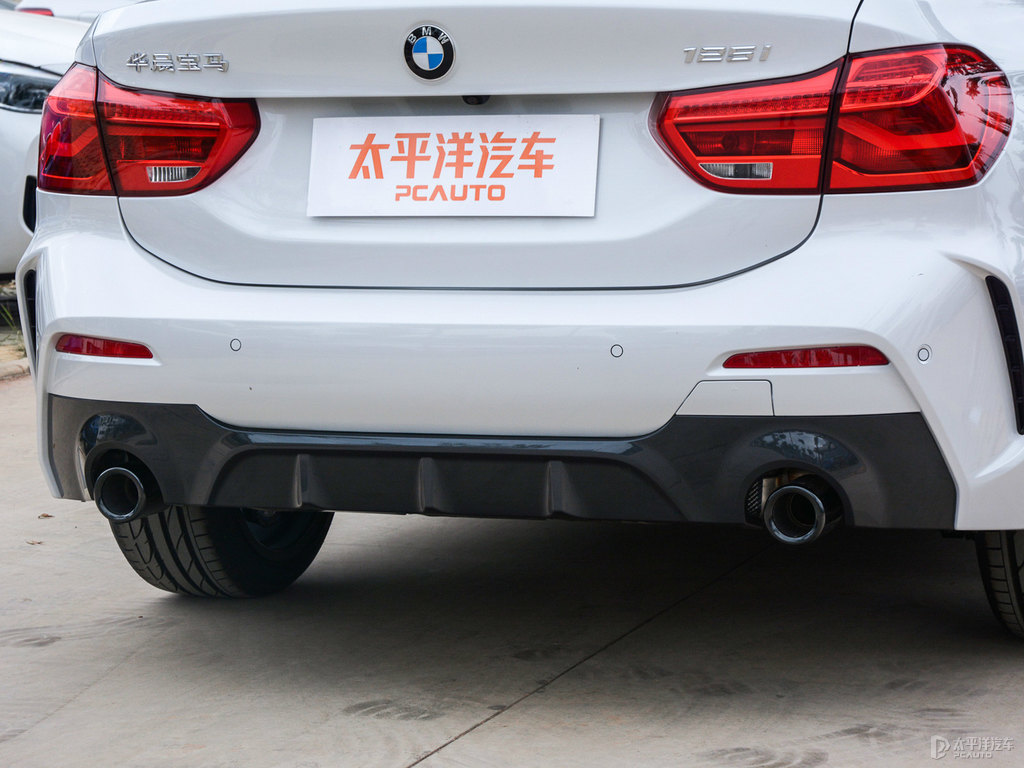 礦石白寶馬1系車尾外觀圖片