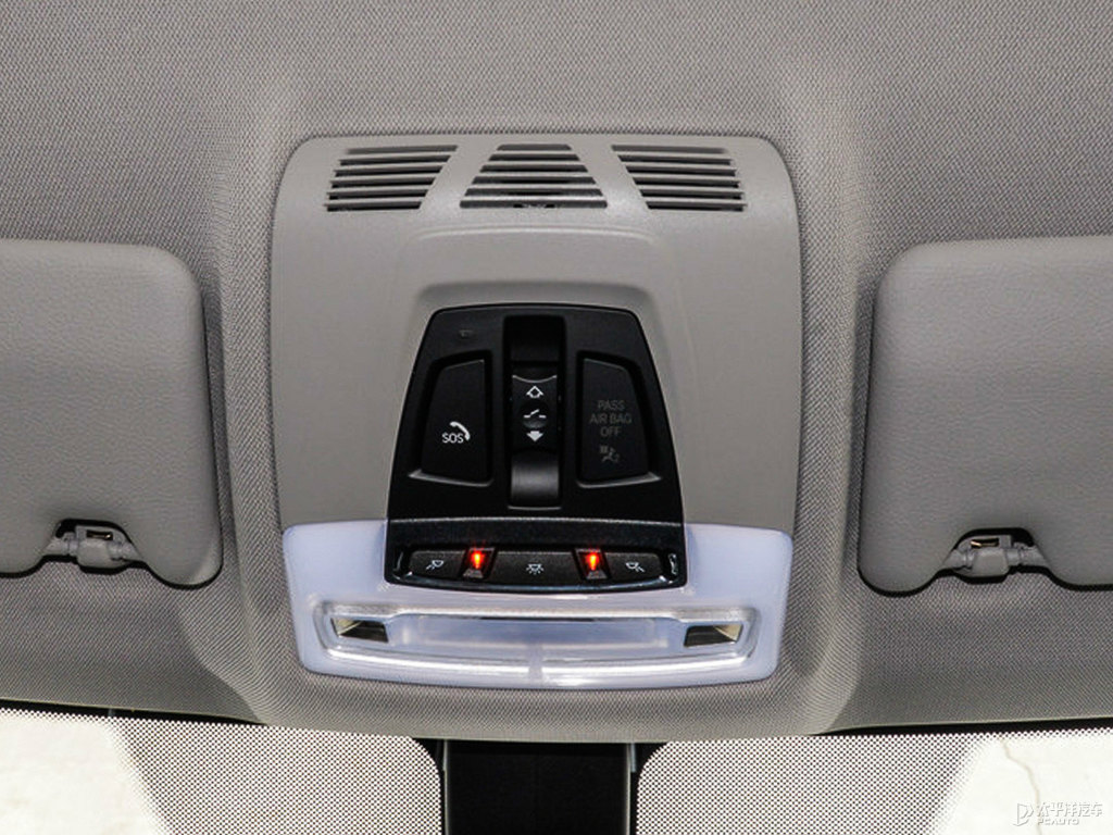 礦石白寶馬1系車廂內(nèi)飾圖片