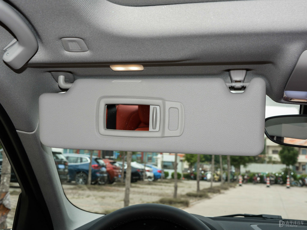 礦石白寶馬1系車廂內(nèi)飾圖片