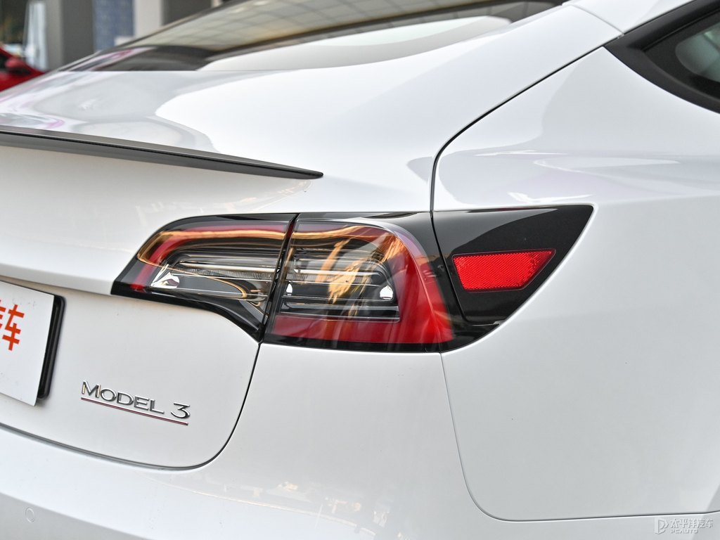 珍珠白Model 3車尾外觀圖片