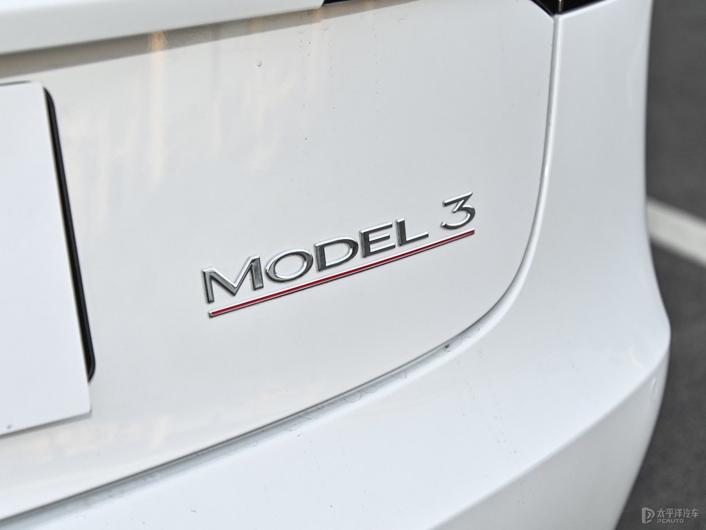 珍珠白Model 3車尾外觀圖片