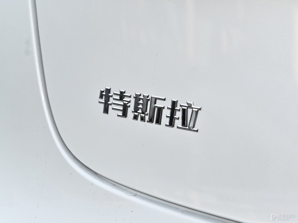 珍珠白Model 3車尾外觀圖片