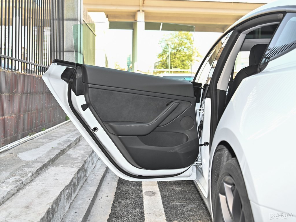 珍珠白Model 3車廂內(nèi)飾圖片