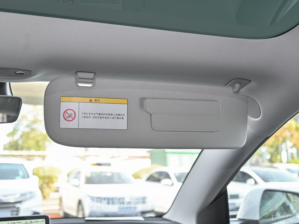 珍珠白Model 3車廂內(nèi)飾圖片