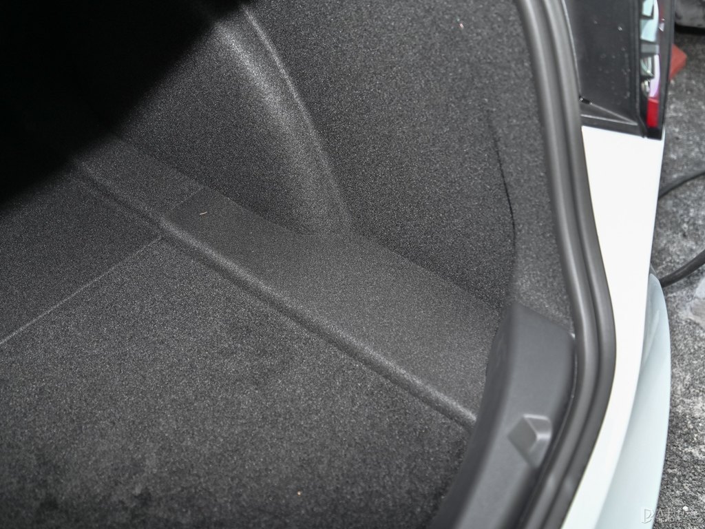 珍珠白Model 3后備廂空間圖片