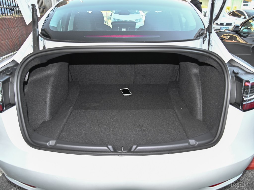 珍珠白Model 3后備廂空間圖片
