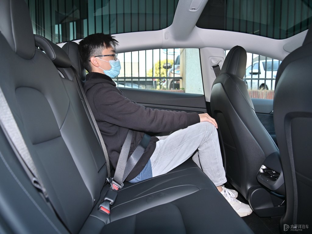 珍珠白Model 3駕乘空間空間圖片