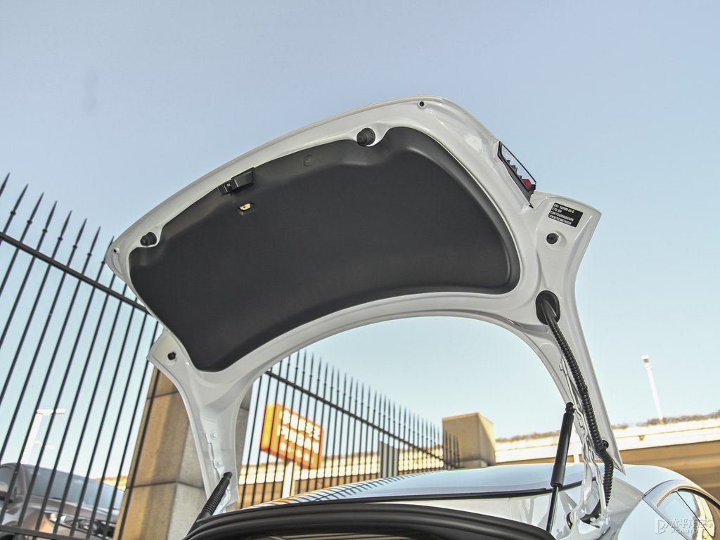 珍珠白Model 3后備廂空間圖片