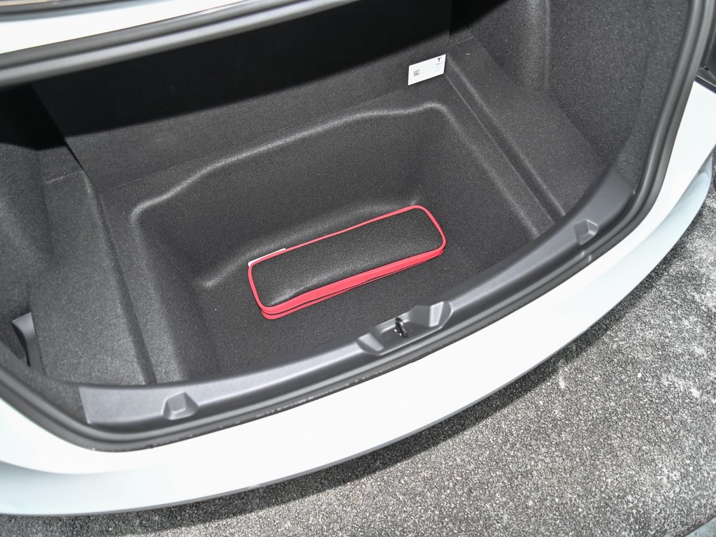 珍珠白Model 3后備廂空間圖片