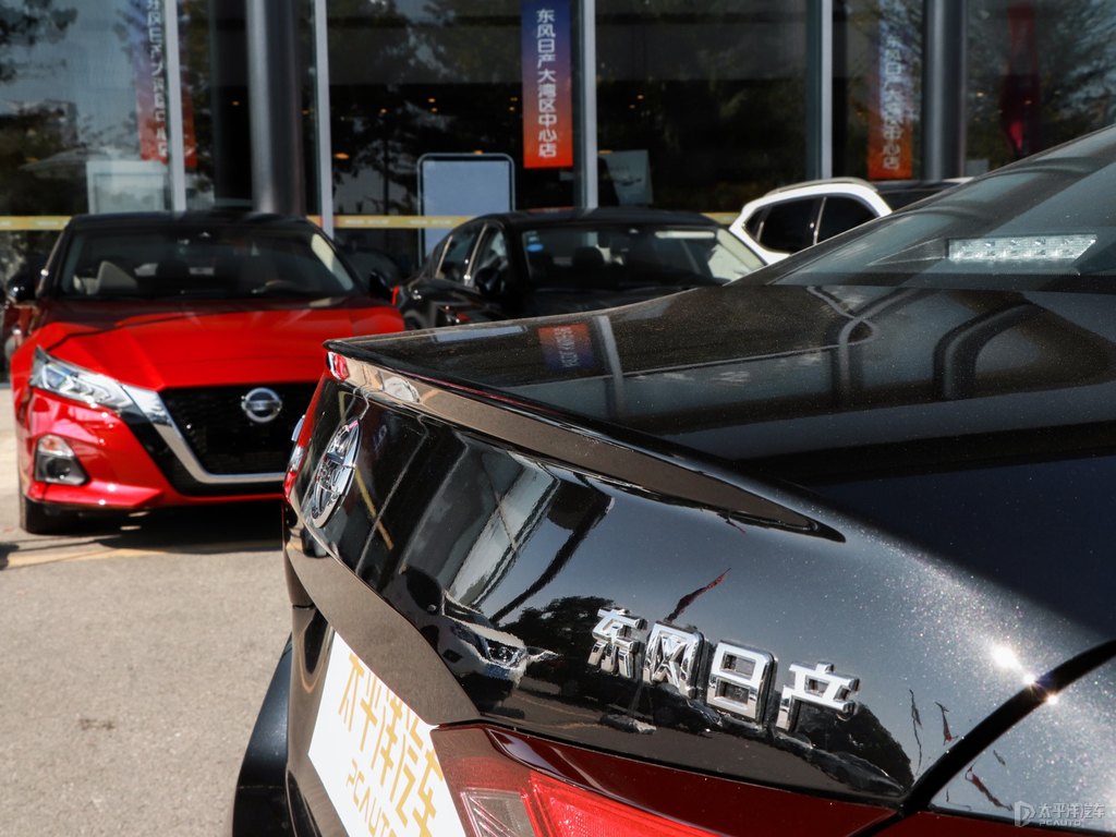 曜石黑天籟車尾外觀圖片