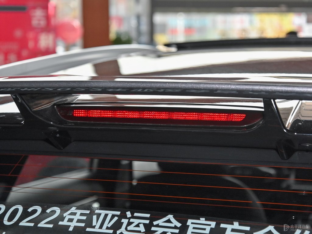 自信白繽越車尾外觀圖片