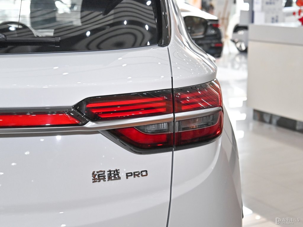 自信白繽越車尾外觀圖片