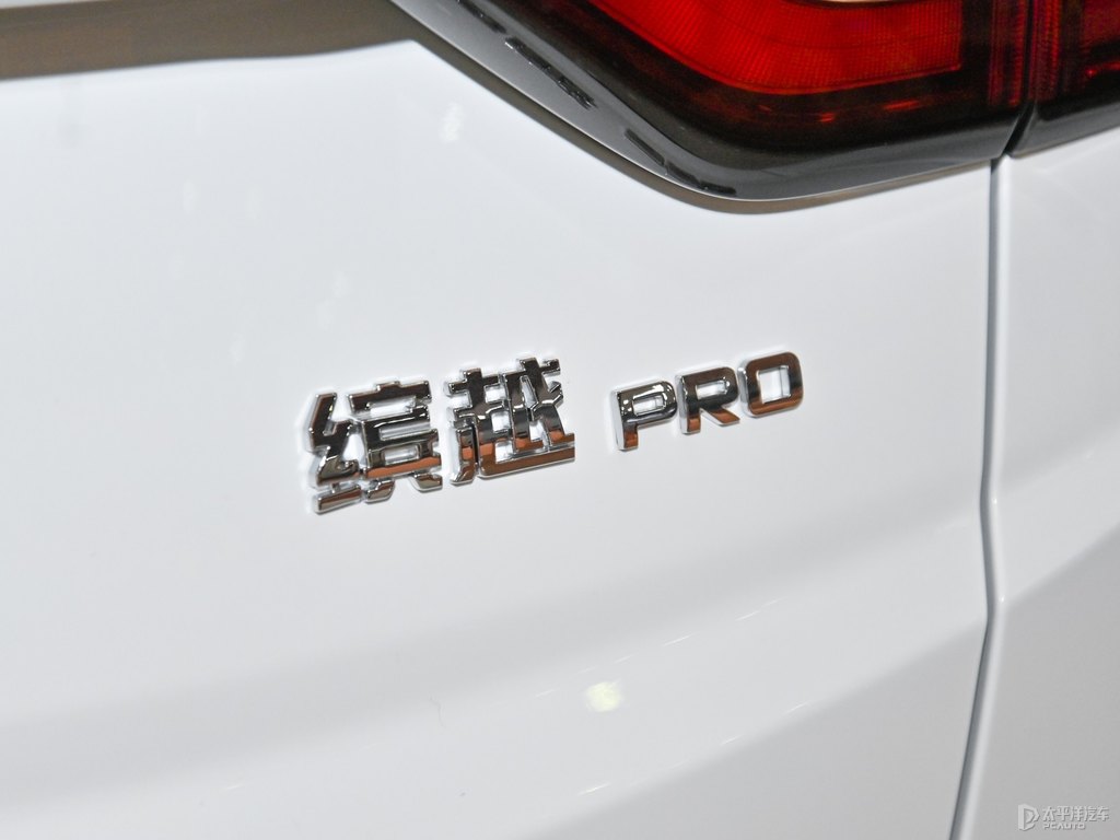 自信白繽越車尾外觀圖片