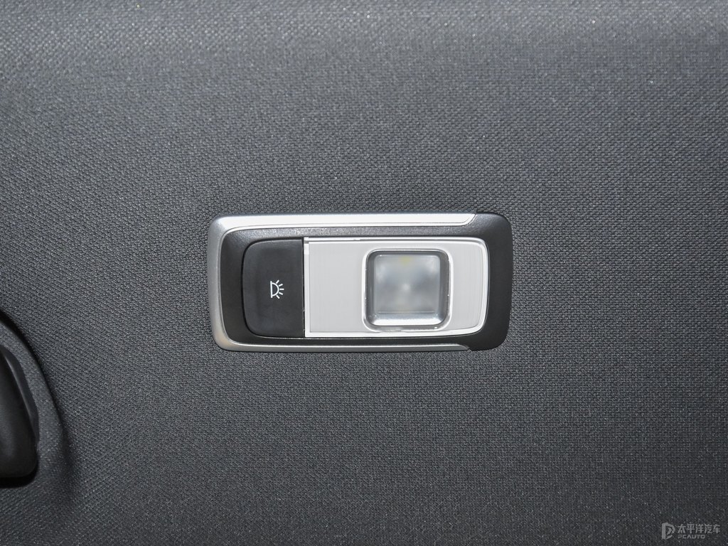 自信白繽越車廂內(nèi)飾圖片