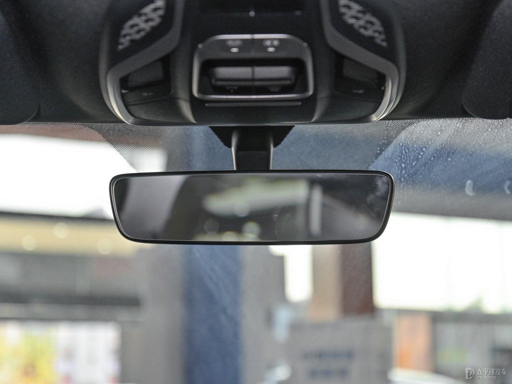 自信白繽越車廂內(nèi)飾圖片