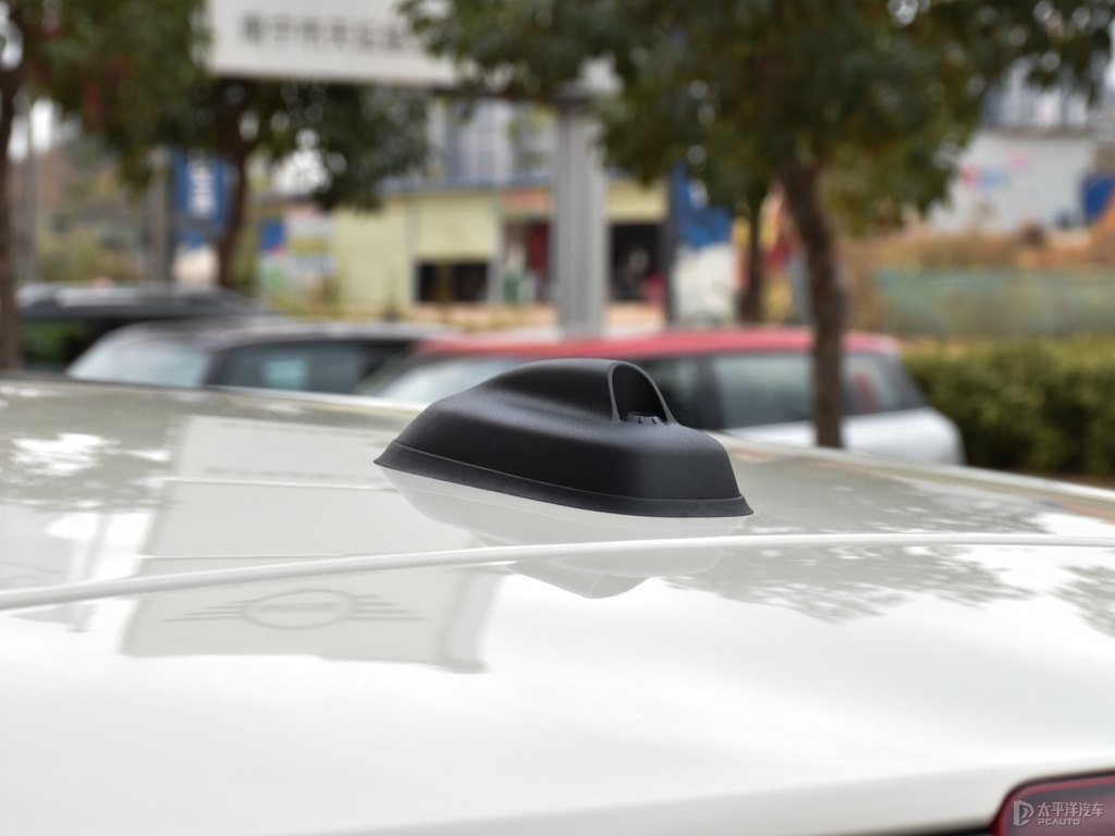 胡椒白MINI CLUBMAN車身外觀圖片