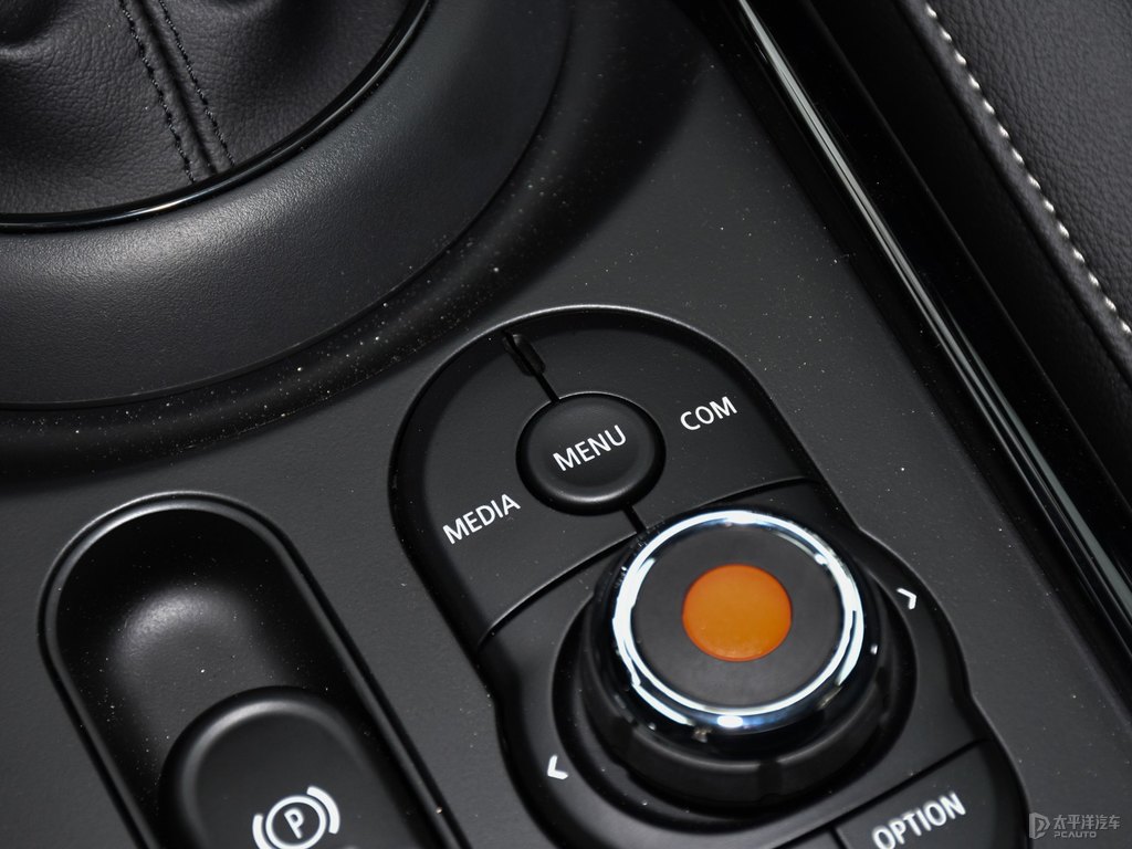 胡椒白MINI CLUBMAN中控內飾圖片