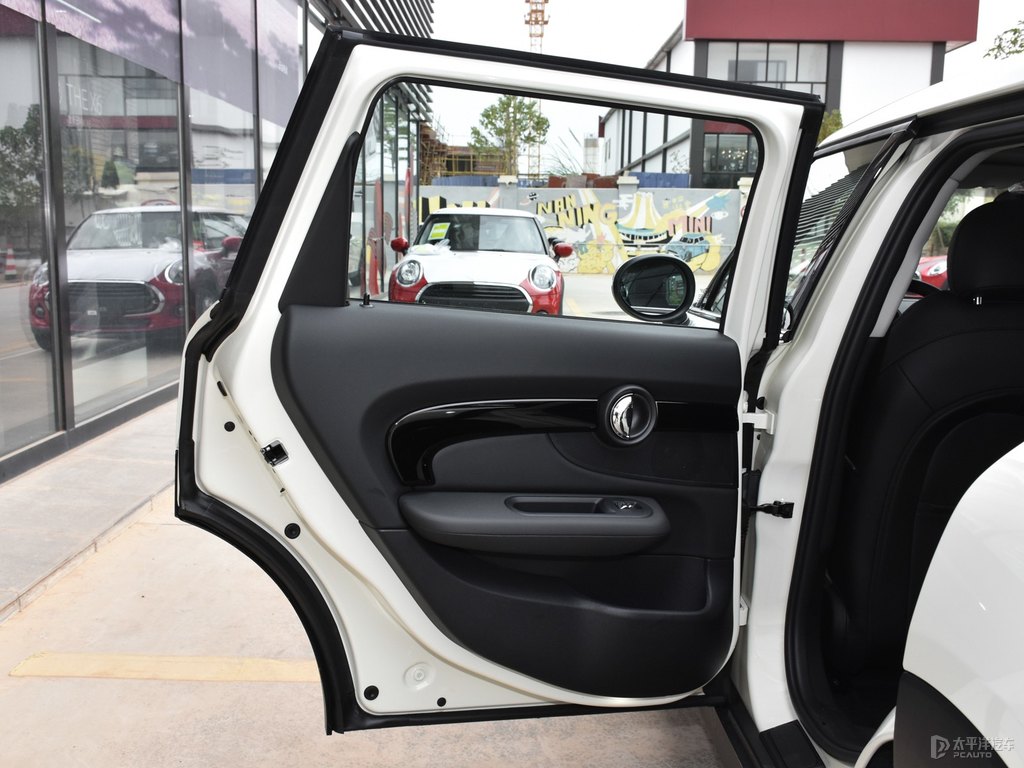 胡椒白MINI CLUBMAN車廂內飾圖片