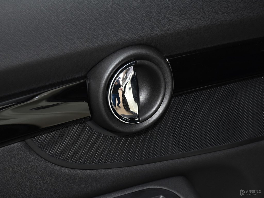 胡椒白MINI CLUBMAN車廂內飾圖片
