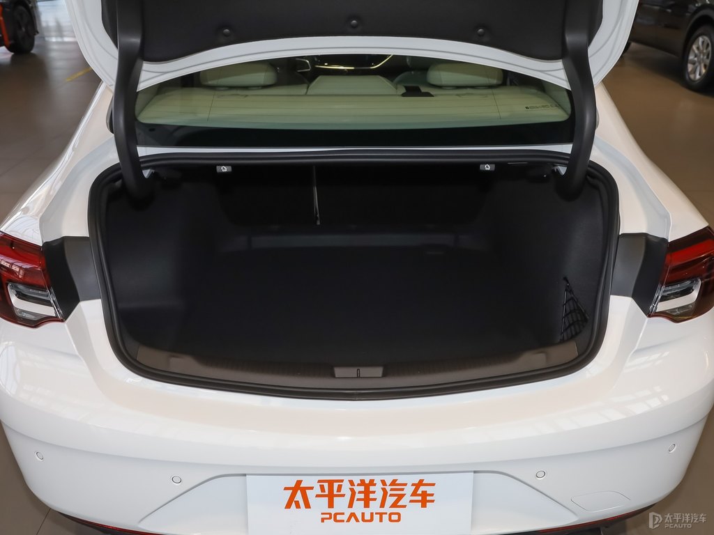 象牙白君威后備廂空間圖片