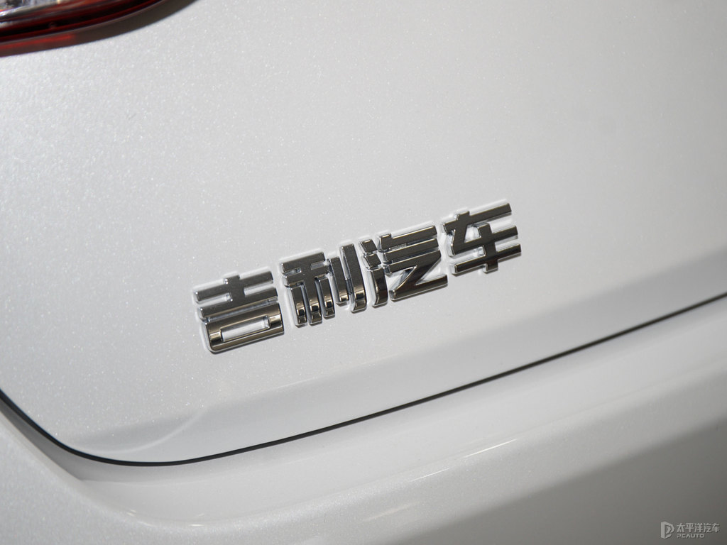 晶鉆白博瑞車尾外觀圖片