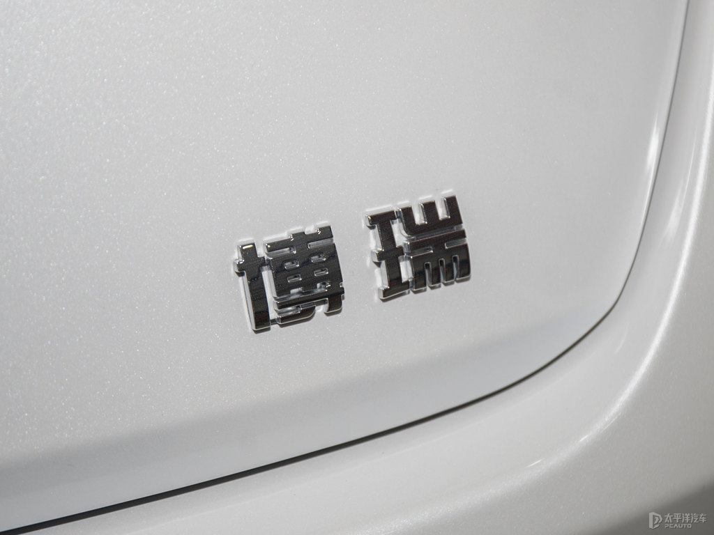 晶鉆白博瑞車尾外觀圖片