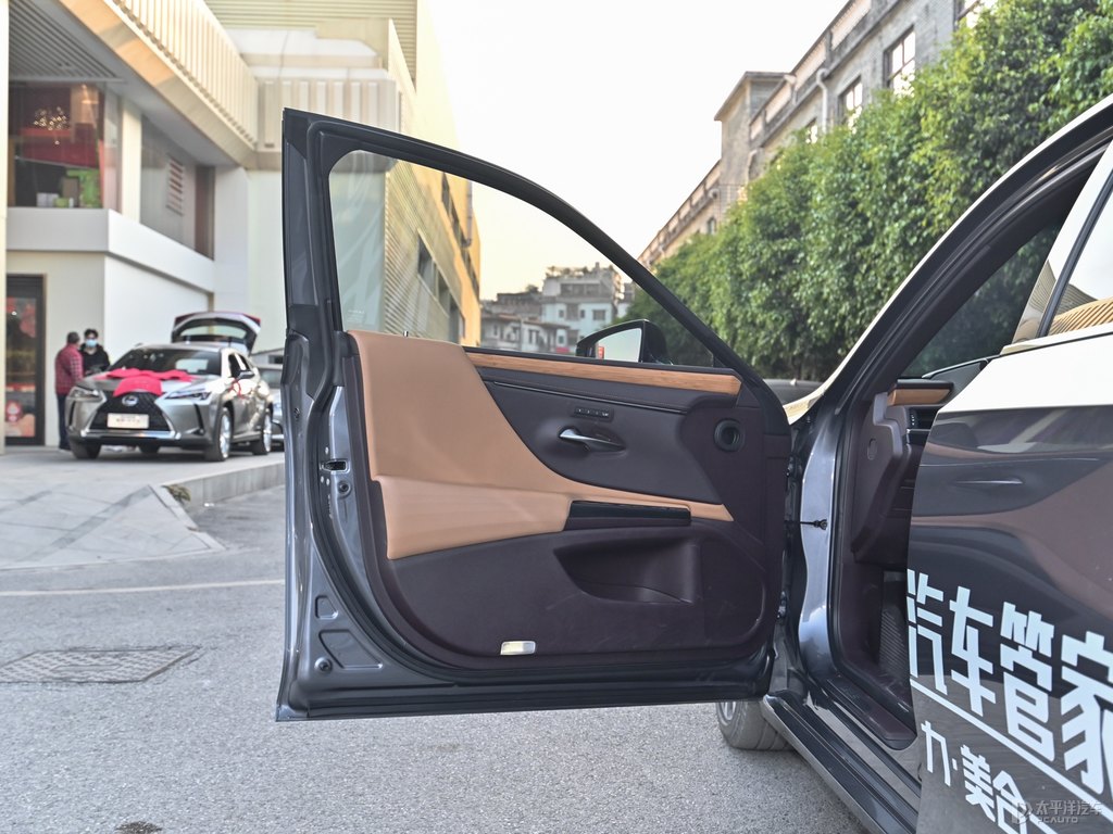水銀灰云母色雷克薩斯ES車廂內(nèi)飾圖片