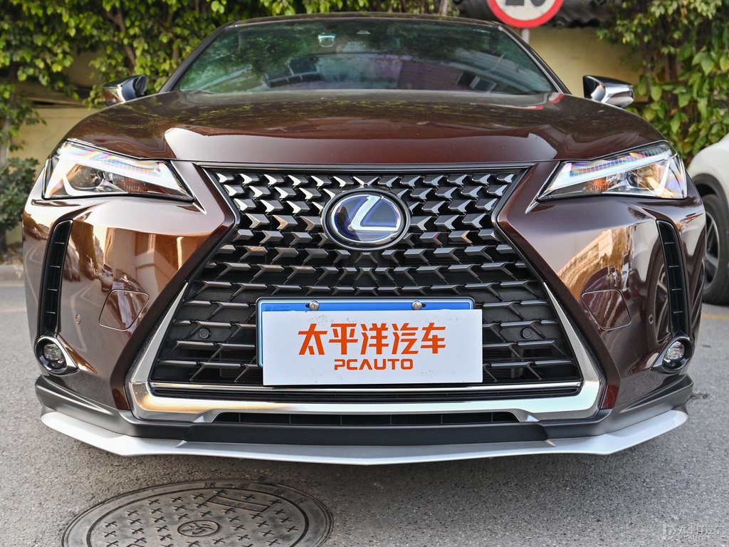 琥珀色雷克薩斯UX車頭外觀圖片